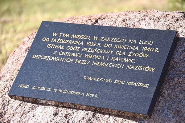 ▲	Obelisk odsłonięto 18 października.