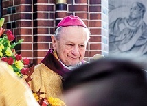 ▲	Biskup senior na Mszy w swojej intencji.
