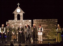 ▲	Aktorzy w komplecie po występie.