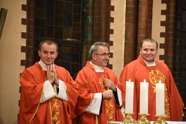 Siedmiu klerykom I roku MWSD nałożono tuniki