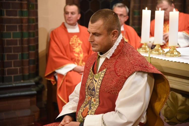 Siedmiu klerykom I roku MWSD nałożono tuniki