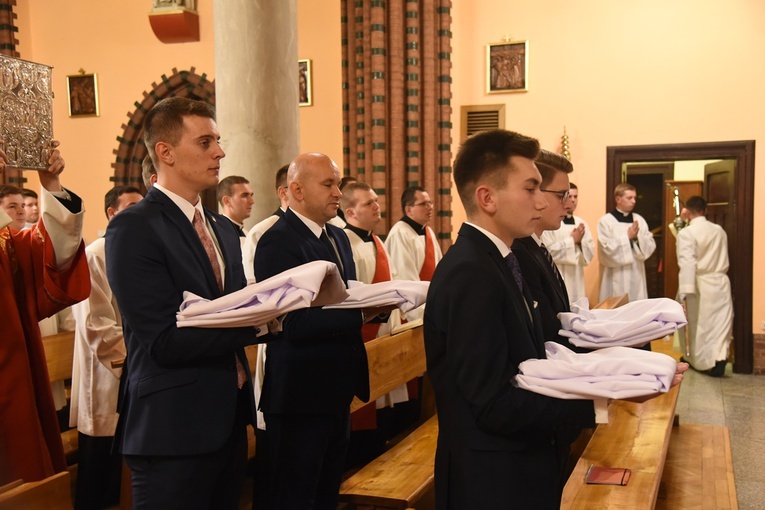 Siedmiu klerykom I roku MWSD nałożono tuniki