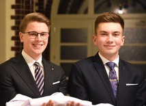 Siedmiu klerykom I roku MWSD nałożono tuniki