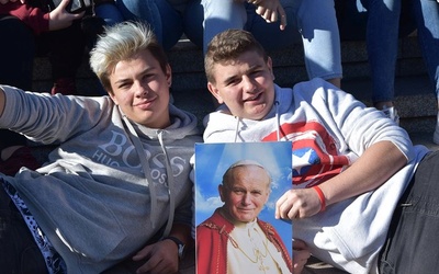 Młodzież z portretem następcy św. Piotra.