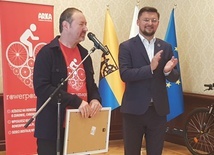Katowice. Prezydent Marcin Krupa odbiera nagrodę Rowerowej Stolicy Polski. Komentuje też swoje zasłabnięcie