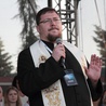Do wspólnej modlitwy w intencji kapłanów zaprasza ks. Mariusz Świerczyński.