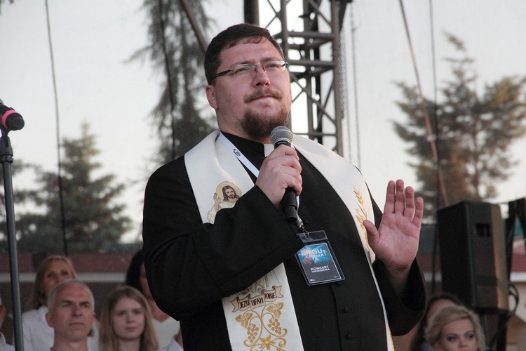 Do wspólnej modlitwy w intencji kapłanów zaprasza ks. Mariusz Świerczyński.