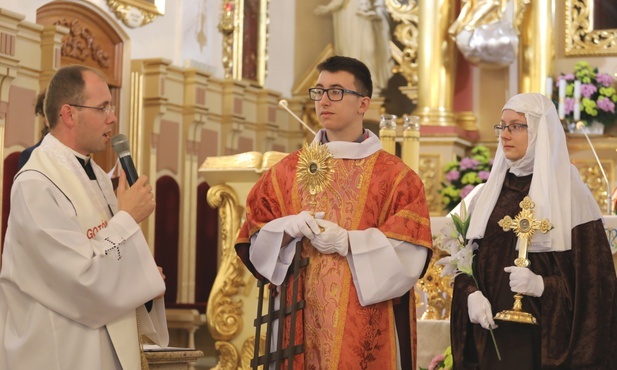 Prezentacje relikwii świętych w bazylice poprowadził ks. Tomasz Michniok z młodzieżą z KSM.