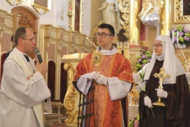 Prezentacje relikwii świętych w bazylice poprowadził ks. Tomasz Michniok z młodzieżą z KSM.