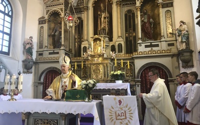Biskupa przywitał ks. Wojciech Zmysłowski, proboszcz parafii. 