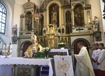 Biskupa przywitał ks. Wojciech Zmysłowski, proboszcz parafii. 