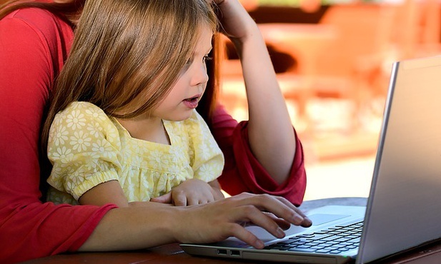 STS: Potrzeba lepszej ochrony dzieci przed pornografią w publicznym internecie