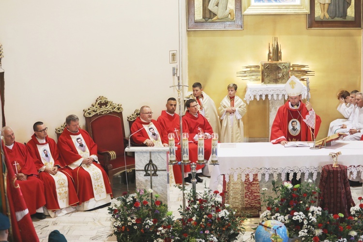 Wprowadzenie relikwii męczenników z Pariacoto do kościoła w Czernichowie