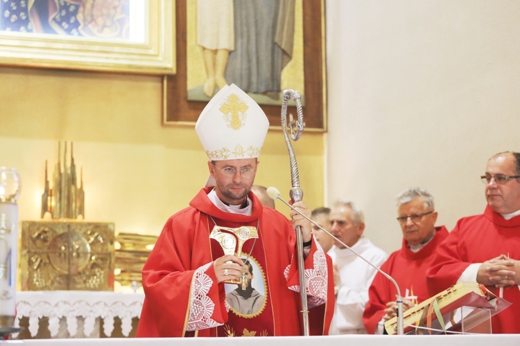 Wprowadzenie relikwii męczenników z Pariacoto do kościoła w Czernichowie