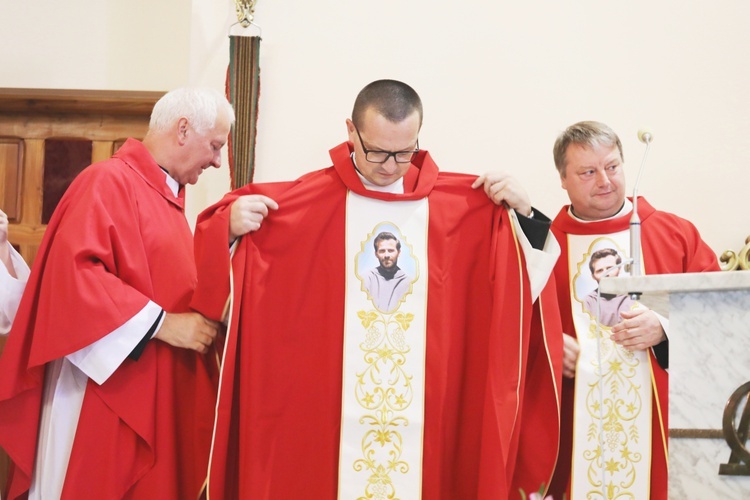 Wprowadzenie relikwii męczenników z Pariacoto do kościoła w Czernichowie