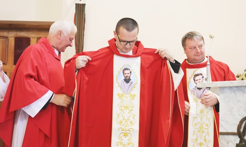 Ks. Krzysztof Ciurla w nowym ornacie - darze parafii w Trzebini