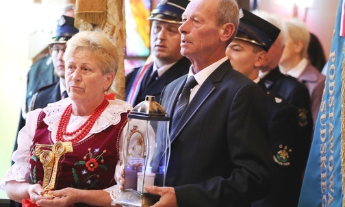 Relikwiarz przekazali bp. Edwardowi Kawie przedstawiciele rodziny bł. Michała Tomaszka: sostra Maria i brat Marek. 