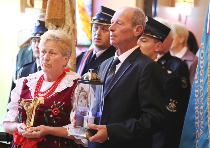 Relikwiarz przekazali bp. Edwardowi Kawie przedstawiciele rodziny bł. Michała Tomaszka: sostra Maria i brat Marek. 