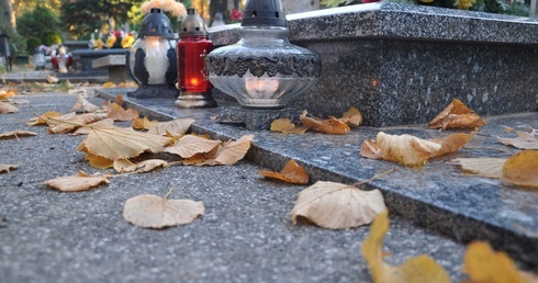 O której na cmentarz? Podajemy godziny nabożeństw 1 listopada we wszystkich miastach w diecezji