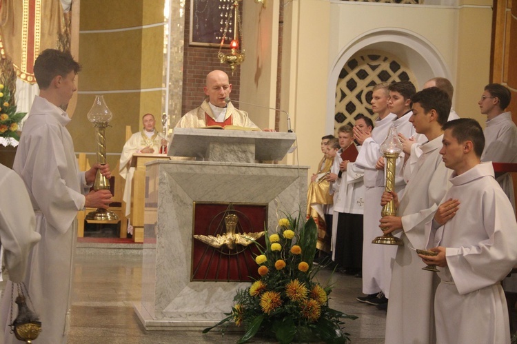 Poświęcenie witraży i kaplicy wieczystej adoracji w Tarnowie-Mościcach