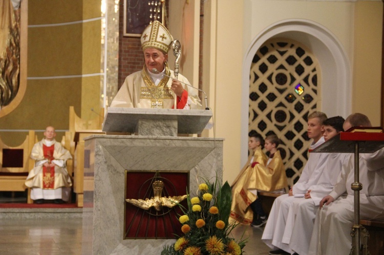 Poświęcenie witraży i kaplicy wieczystej adoracji w Tarnowie-Mościcach