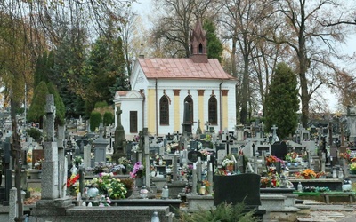 Odwiedzając cmenatarz w Bychawie warto zatrzymać się przy najstarszych grobach.