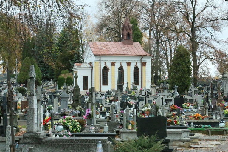 Odwiedzając cmenatarz w Bychawie warto zatrzymać się przy najstarszych grobach.