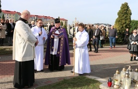 Na cmentarzach będziemy modlić się za zmarłych.