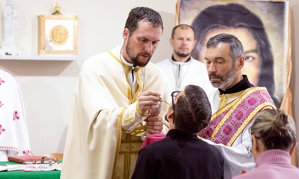 Ks. Dmitrij Gryszan, proboszcz parafii greckokatolickiej w Witebsku, udziela Komunii św.