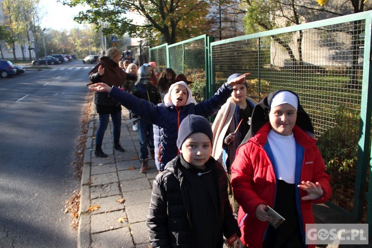 Korowód Wszystkich Świętych uczniów zielonogórskiego Katolika