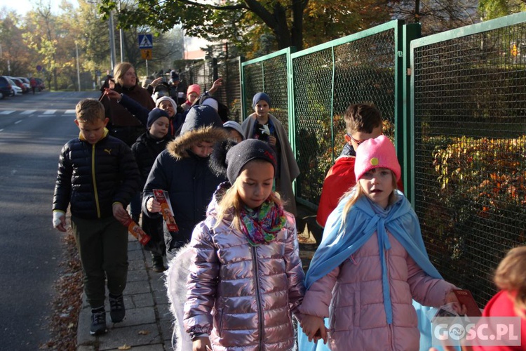 Korowód Wszystkich Świętych uczniów zielonogórskiego Katolika