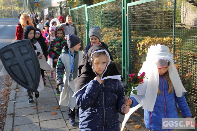 Korowód Wszystkich Świętych uczniów zielonogórskiego Katolika