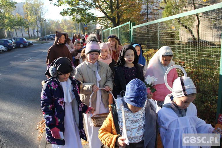 Korowód Wszystkich Świętych uczniów zielonogórskiego Katolika