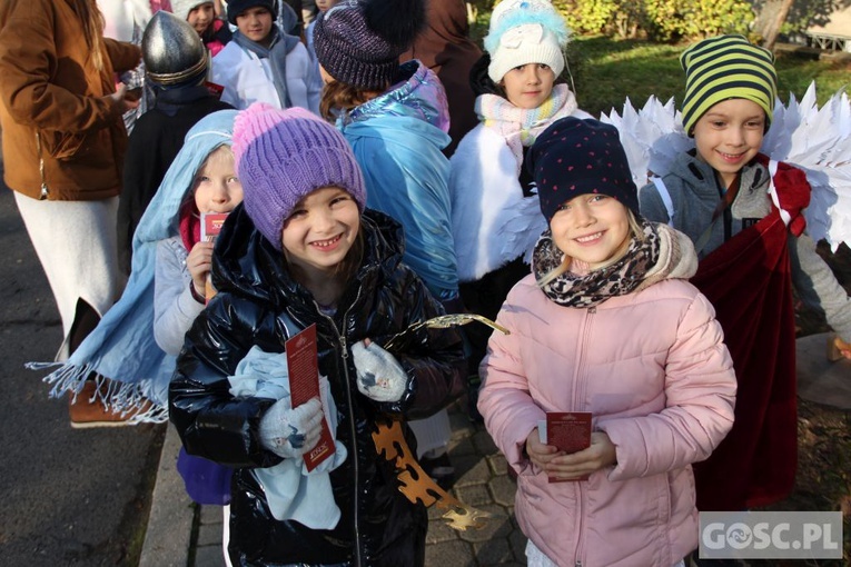 Korowód Wszystkich Świętych uczniów zielonogórskiego Katolika