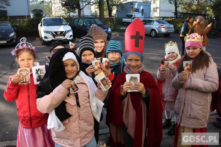 Korowód Wszystkich Świętych uczniów zielonogórskiego Katolika