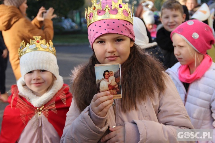 Korowód Wszystkich Świętych uczniów zielonogórskiego Katolika