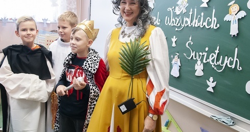 Aureole i skrzydła na szkolnym korytarzu. Korowód świętych w Białogardzie