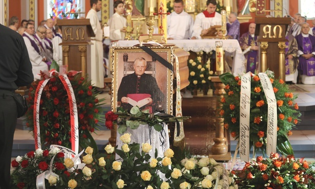 Tłumy parafian i gości żegnały zmarłego kapłana.