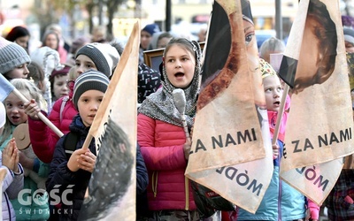 Mali święci przeszli ulicami Dzierżoniowa przypominając ludziom, że Bóg ich kocha.