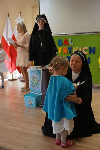 Bal świętych w przedszkolu sióstr prezentek