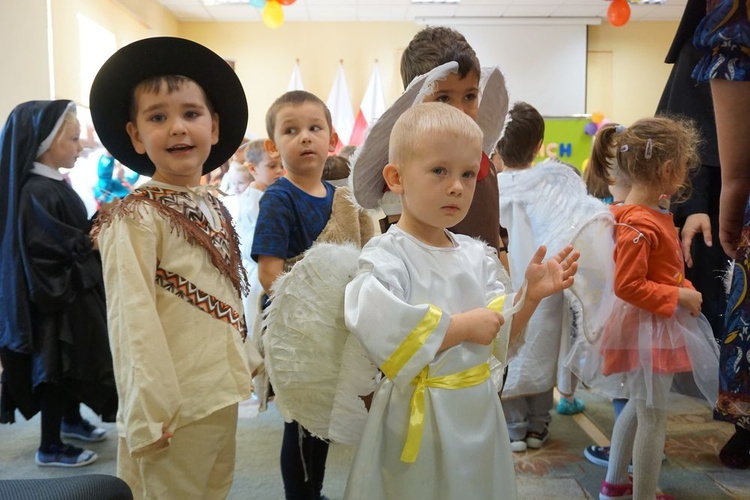 Bal świętych w przedszkolu sióstr prezentek