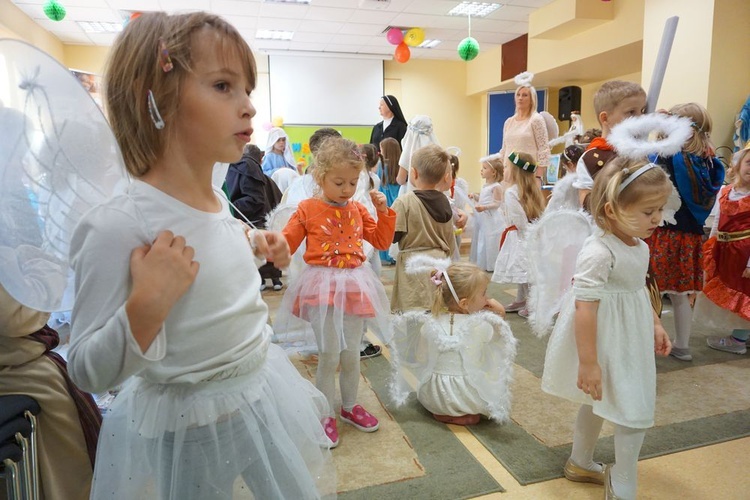 Bal świętych w przedszkolu sióstr prezentek