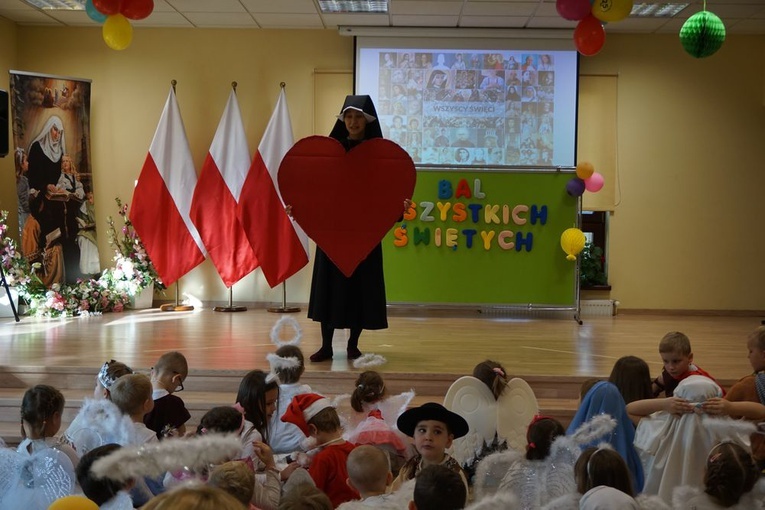 Bal świętych w przedszkolu sióstr prezentek