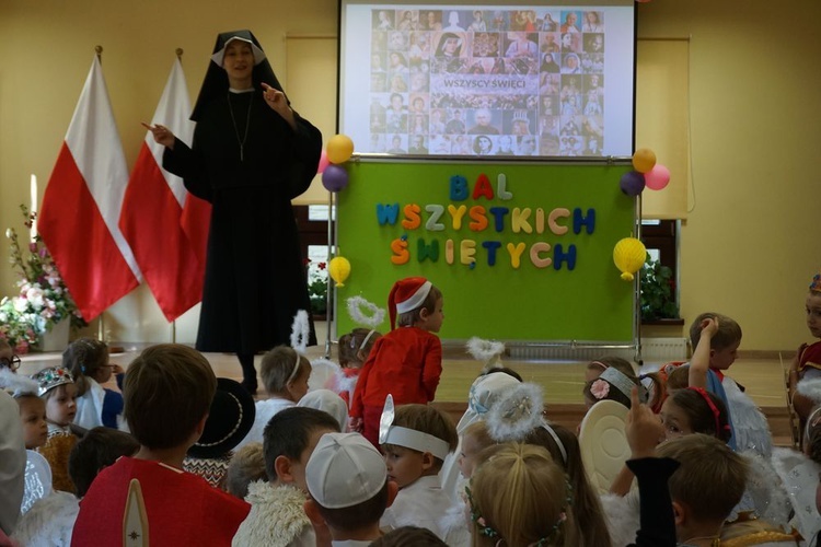 Bal świętych w przedszkolu sióstr prezentek