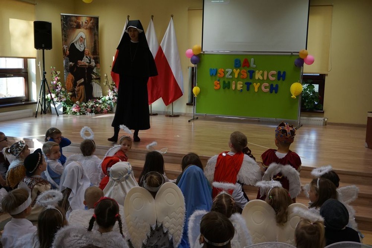 Bal świętych w przedszkolu sióstr prezentek