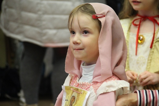 Zamiast za upiory, przebierają się za świętych