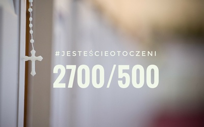 2700 świeckich otoczyło ponad 500 księży