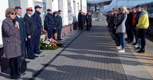 Katarzyna Kołodziejska (z lewej) ma nadzieję, że te obchody wpiszą się na stałe w kalendarz szkoły.