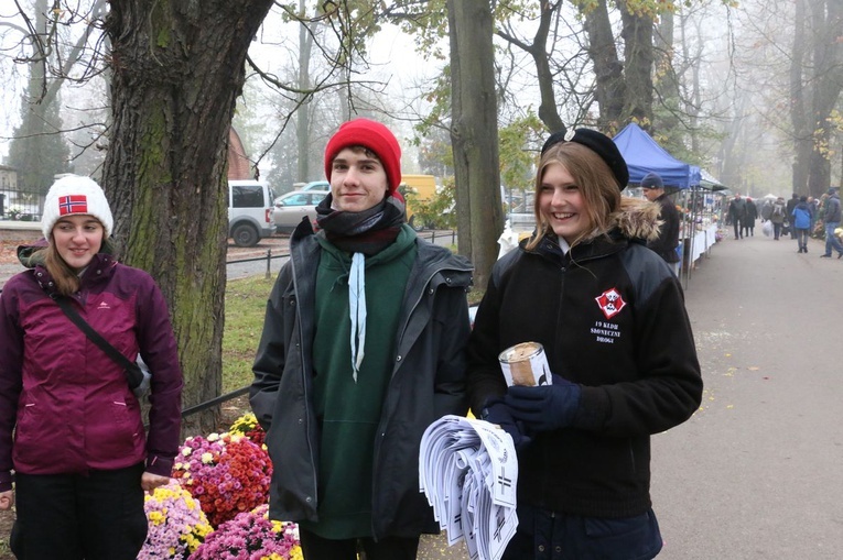 W dniu Wszystkich Świętych na Cmentarzu Salwatorskim w Krakowie