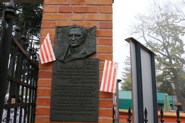 W dniu Wszystkich Świętych na Cmentarzu Salwatorskim w Krakowie